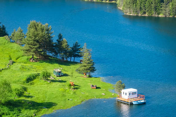 à cheval entre lac et forêt de Bulgarie