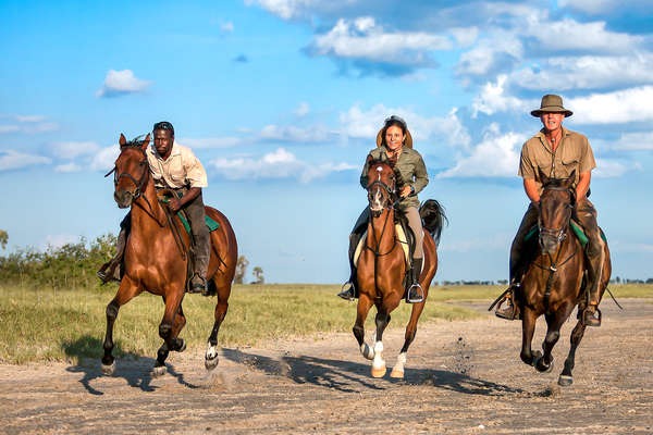 a cheval sur le pan de Makgadikgadi