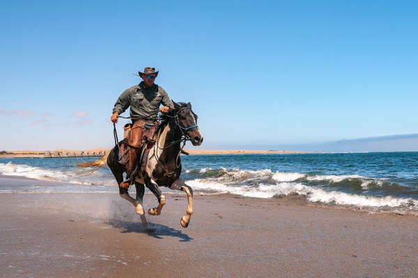 A cheval sur les plages en Namibie