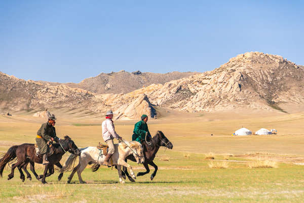 Au galop dans les plaines de Mongolie