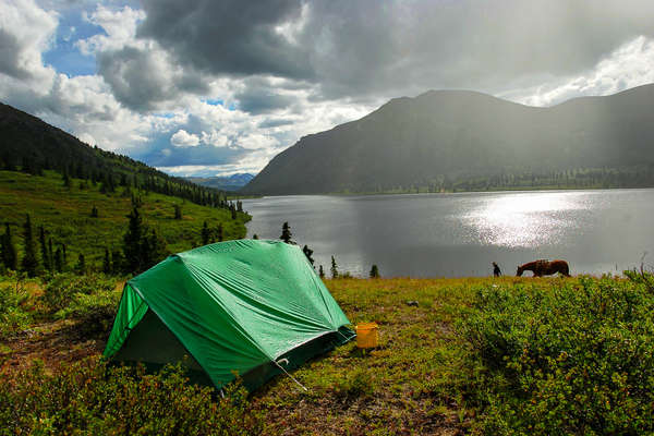 Bivouac équestre dans le Yukon