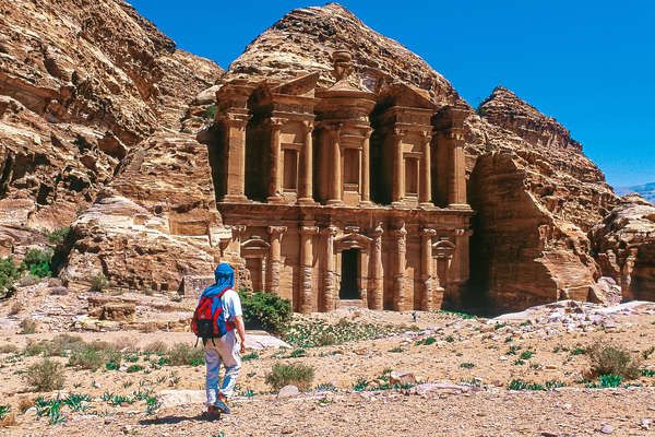 Cavalier à pied devant El Dheir à Petra