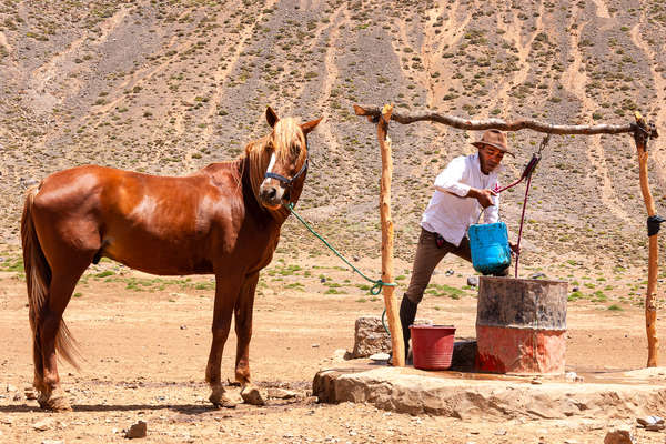 Cavalier au puits dans le Haut Atlas au Maroc