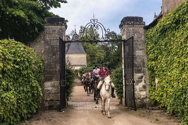 cavalier en randonnée dans les chateuax de la loire