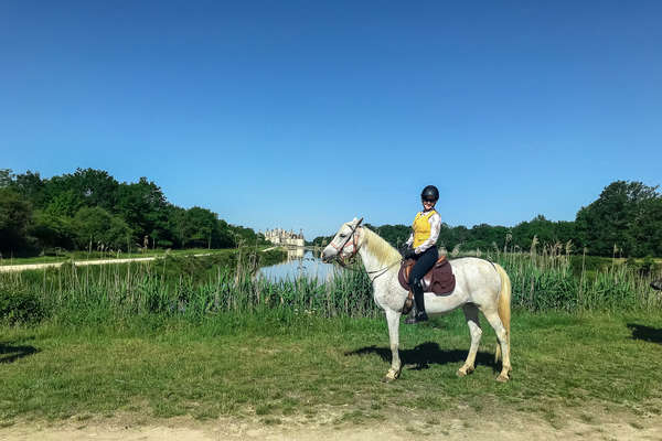 Cavalière à cheval devant le chateau de chambord