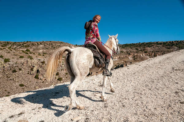 Cavalière à cheval en Cappadoce