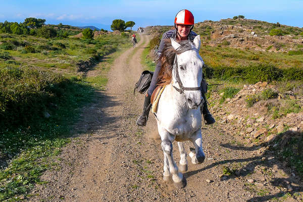 Cavalière au galop en Catalogne