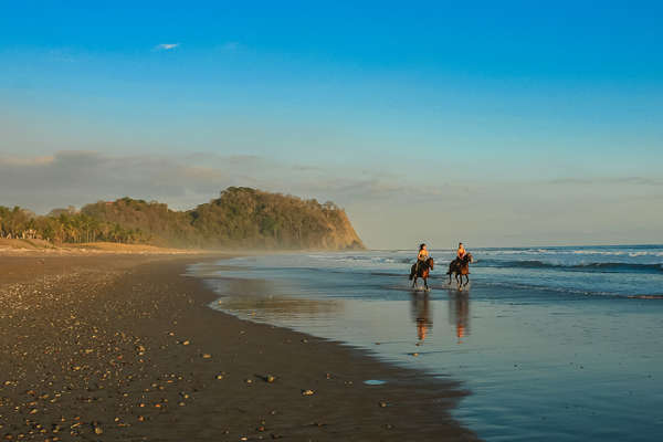 Cavalière au galop sur la plage au Costa Rica