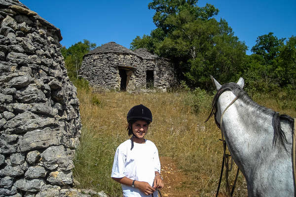 Cavalière dans la vallée du Lot