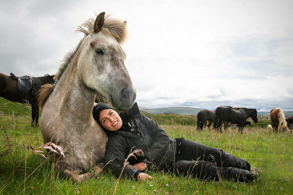 Cavalière et son cheval islandais