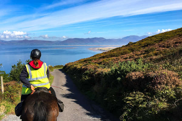 Cavalière sur les routes d'Irlande