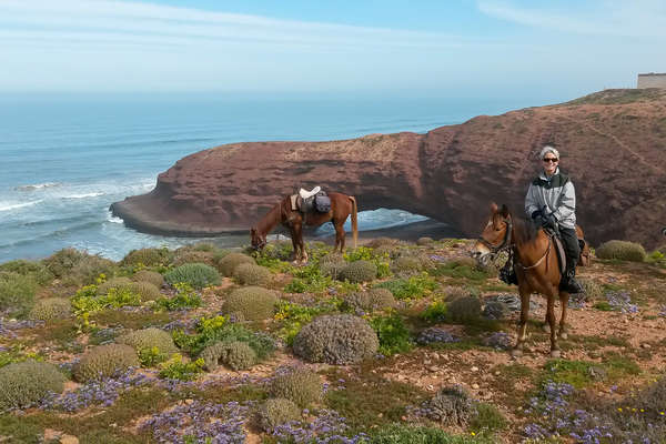 Cavalières au bord de la mer au Maroc