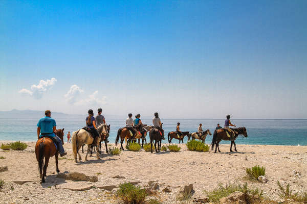 Cavaliers à cheval en Albanie