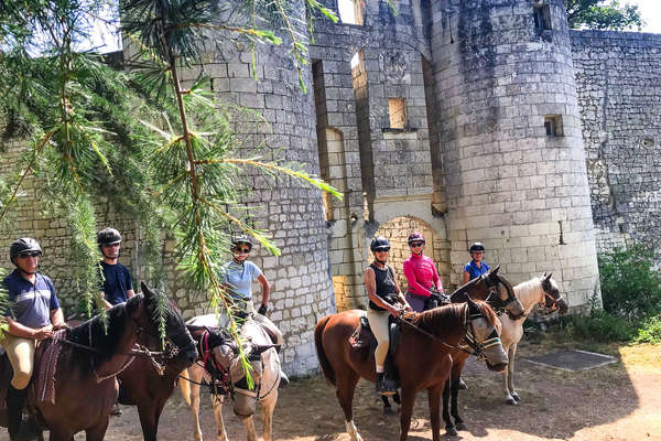 cavaliers au chateau de roche martel