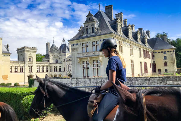 Cavaliers au pas devant le chateau de Brèze