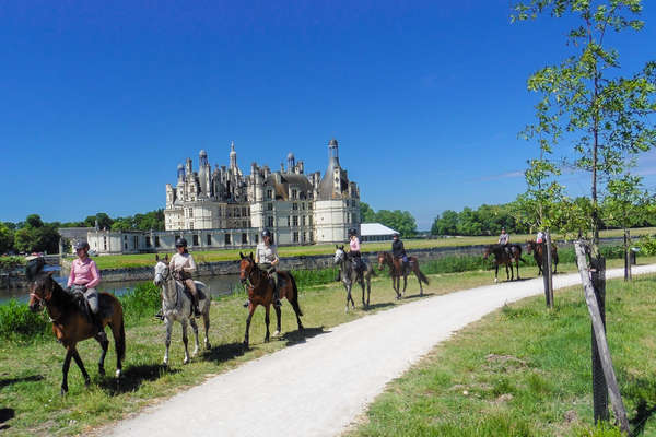 Cavaliers au pas devant le château de Chambord
