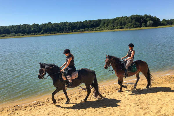 Cavaliers auprès du lac