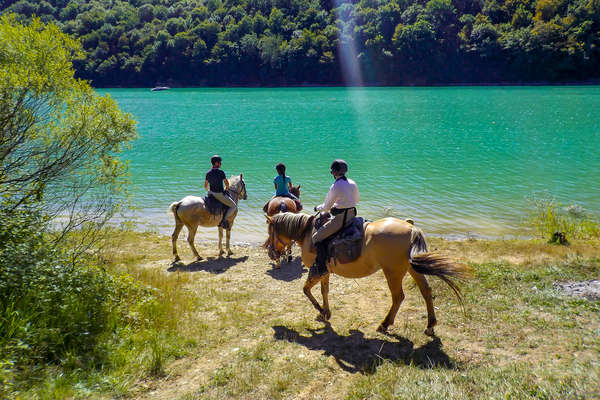 Cavaliers auprès d'un lac en Bourgogne