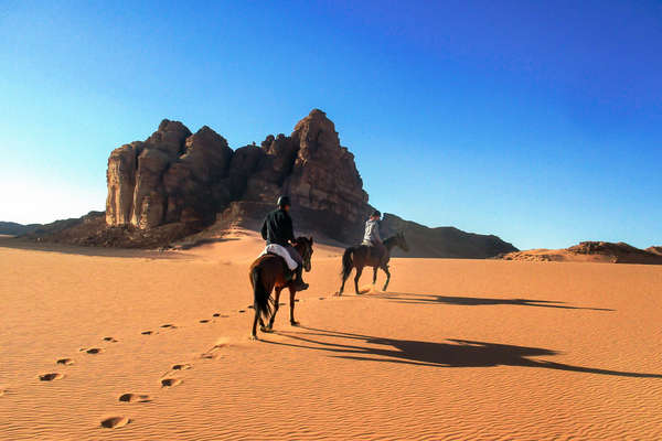 Cavaliers dans le désert de Jordanie