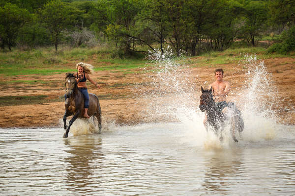 Cavaliers dans l'eau en Afrique du Sud