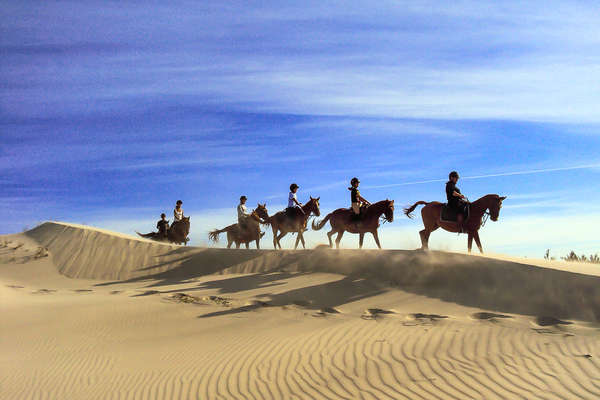 Cavaliers dans les dunes en Sardaigne