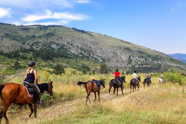 Cavaliers dans les montagnes bulgares