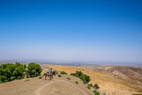 Cavaliers dans les montagnes du Maroc