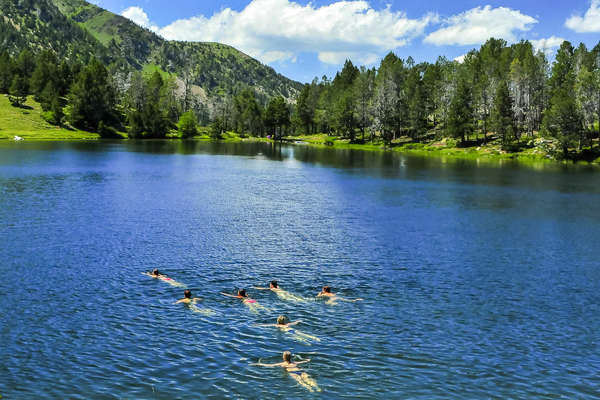 Cavaliers dans un lac en Andorre