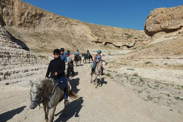 Cavaliers dans une vallée en Israël