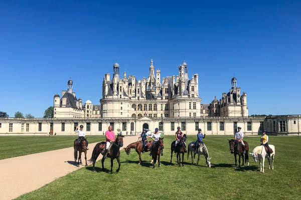 Cavaliers  devant le  chateau de chambord