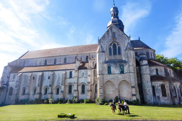 Cavaliers devant une église normande