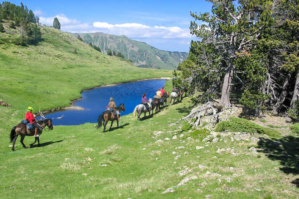 Cavaliers près d'un lac dans les Pyrénées