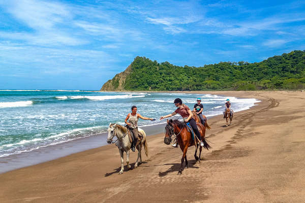 Cavaliers sur la plage au Costa Rica