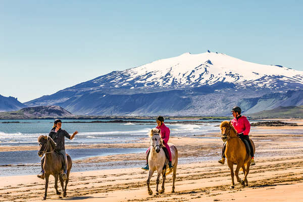 Cavaliers sur la plage en Islande