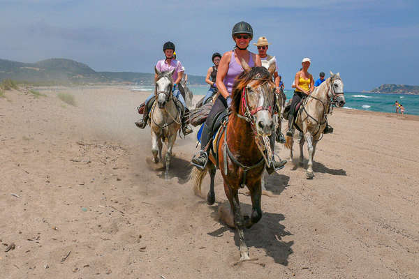 Cavaliers sur une plage de la Costa Brava