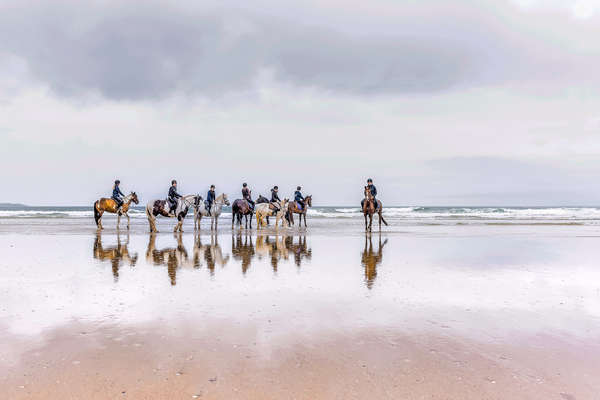 Cavaliers sur une plage irlandaise
