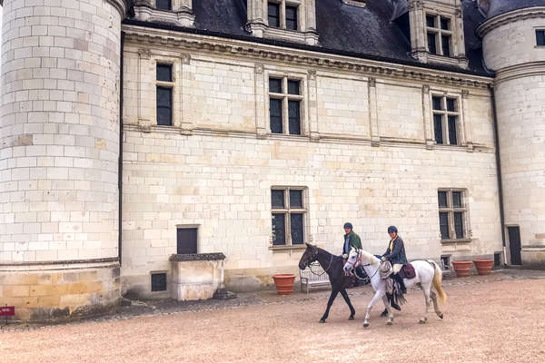Deux cavaliers devant le chateau d'Amboise