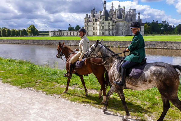 deux cavaliers devant le chateau de chambord