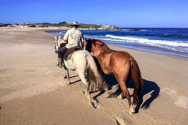 Gauchos sur la plage en Uruguay