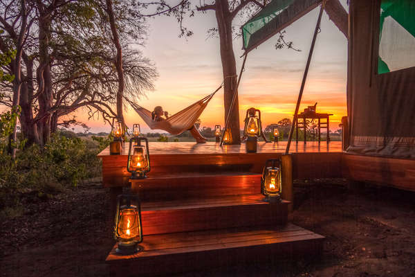 Hamac et coucher de soleil sur les plaines inondées de l'Okavango