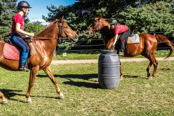 Jeu d'équitation entre jeunes cavalières