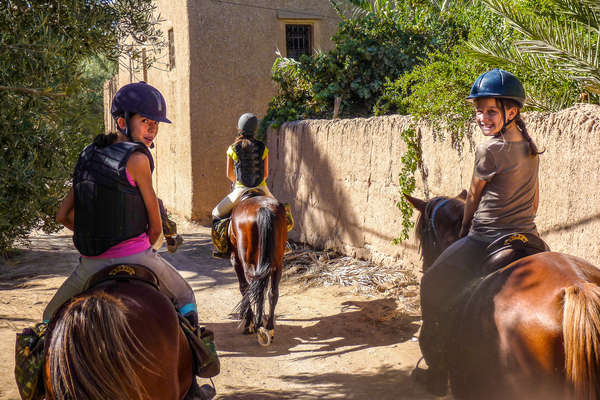 Jeunes cavalières au Maroc
