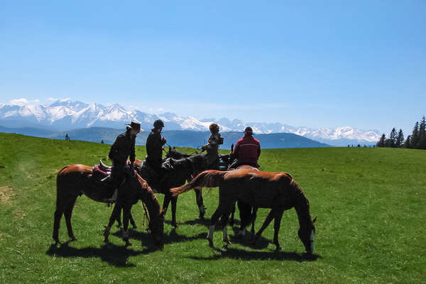 Les montagnes des Piénines à cheval