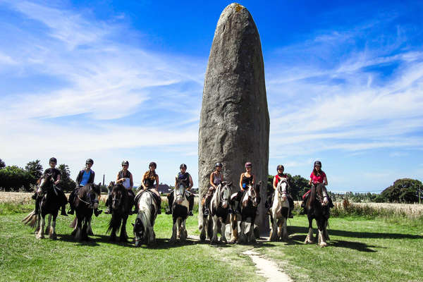 Menhir et cavaliers