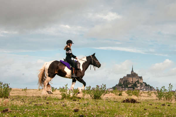 Mont Saint Michel et jeunes cavaliers