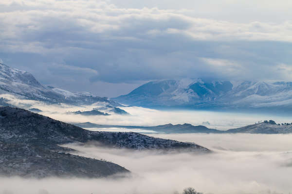 Montagnes dans la brume