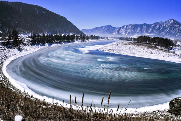 Montagnes de l'Altaï en hiver à cheval