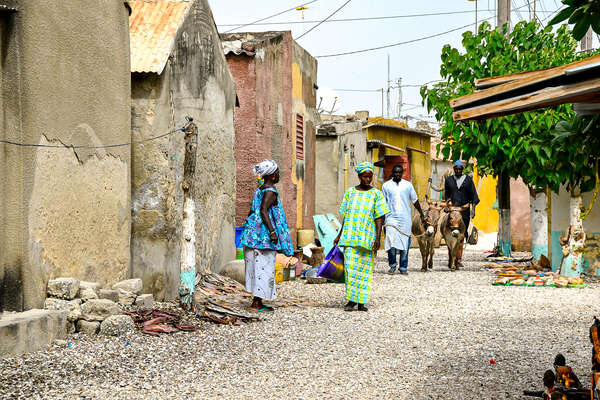 Passage de cavaliers dans un village au Sénégal