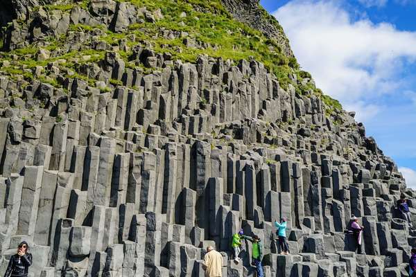 Plage de Reynisfjara : sable noir et colonnes de basalte en Islande