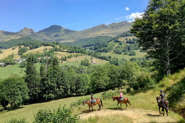 A cheval entre jeunes dans le Cantal